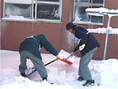 Tomakomai Mill: Volunteer cleanup and snow removal activities for welfare facilities