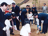 Tomioka Mill: Tree planting commemorating the U.K.-Japan Green Alliance